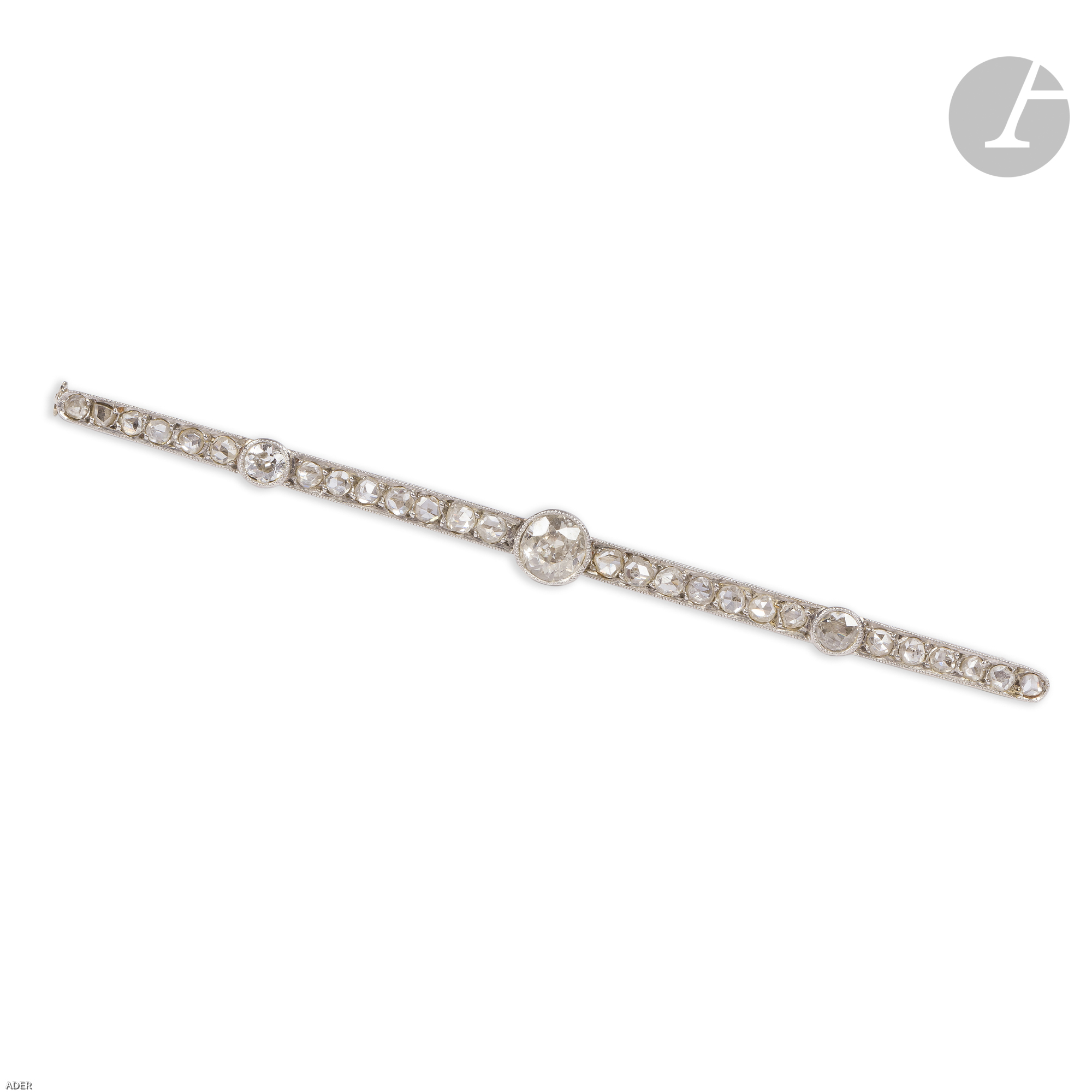 Broche-barrette en or gris, sertie de trois diamants ronds de taille ancienne et d'une ligne de diamants taillés en roses. Travail français des années 1930.