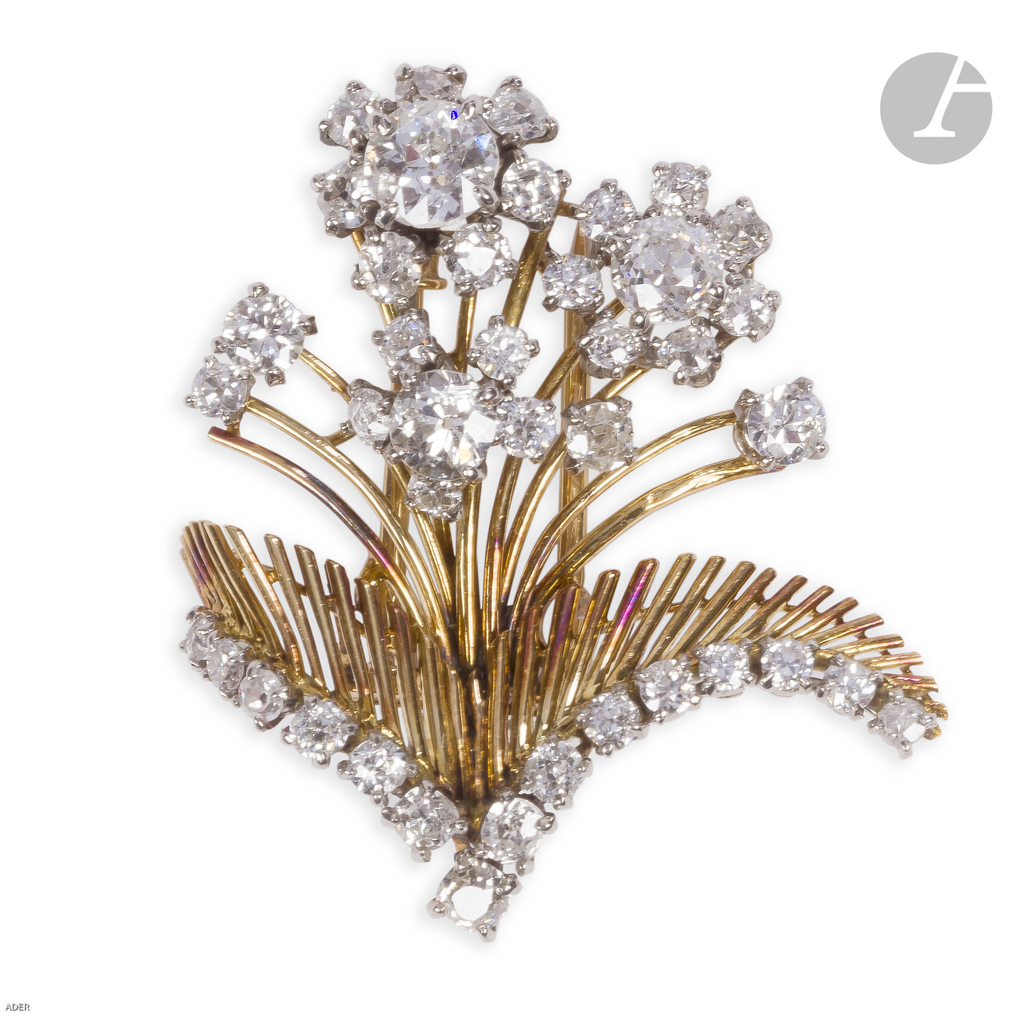 CHAUMET Broche-clip, représentant un bouquet de fleurs, serti de diamants taille ancienne, travail des années 1950.