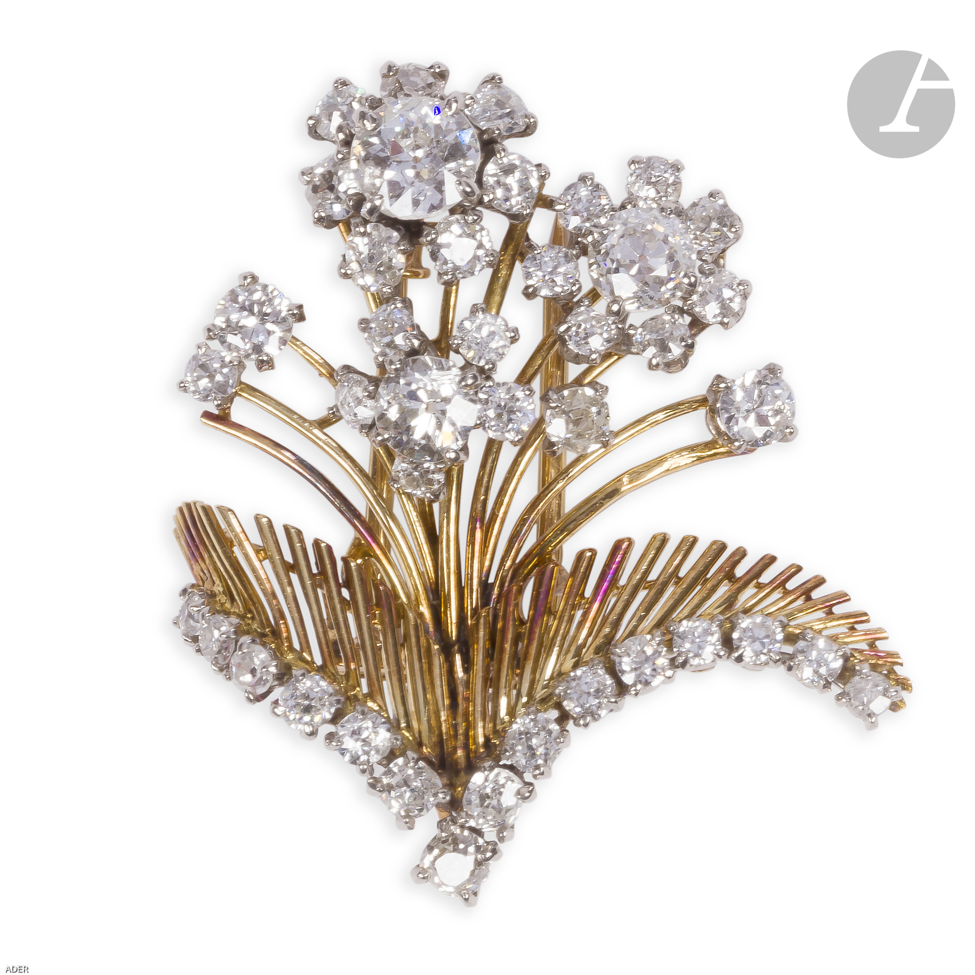 119 CHAUMET Broche-clip, représentant un bouquet de fleurs, serti de diamants taille ancienne, travail des années 1950.