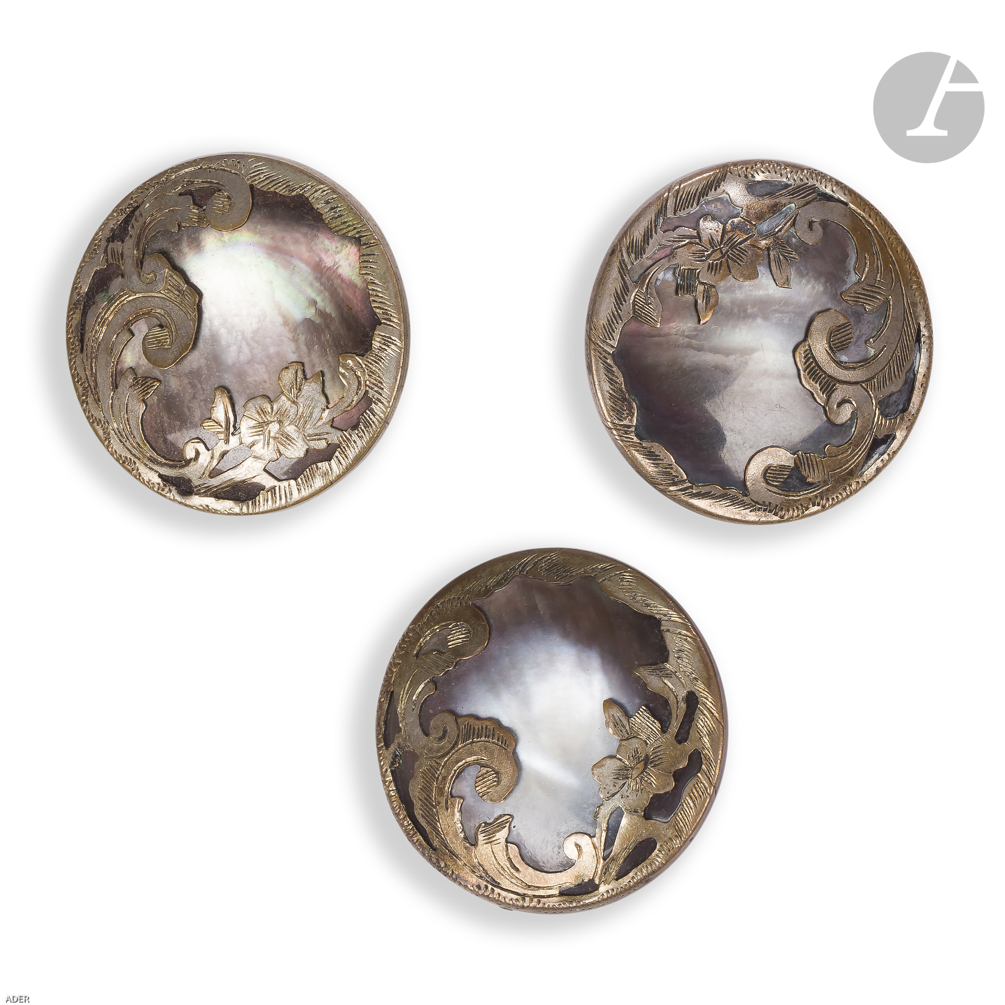 Lot de 3 boutons en nacre, cerclage orné de fleurs et feuillages en cuivre ciselé, travail de la fin du XVIIIe, début du XIXe siècle.