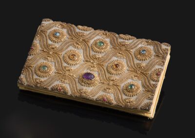VAN CLEEF & ARPELS Sac du soir brodé de motifs rayonnants en canaille de vermeil et serti de pierres de couleurs. cabochons. Travail des années 1960