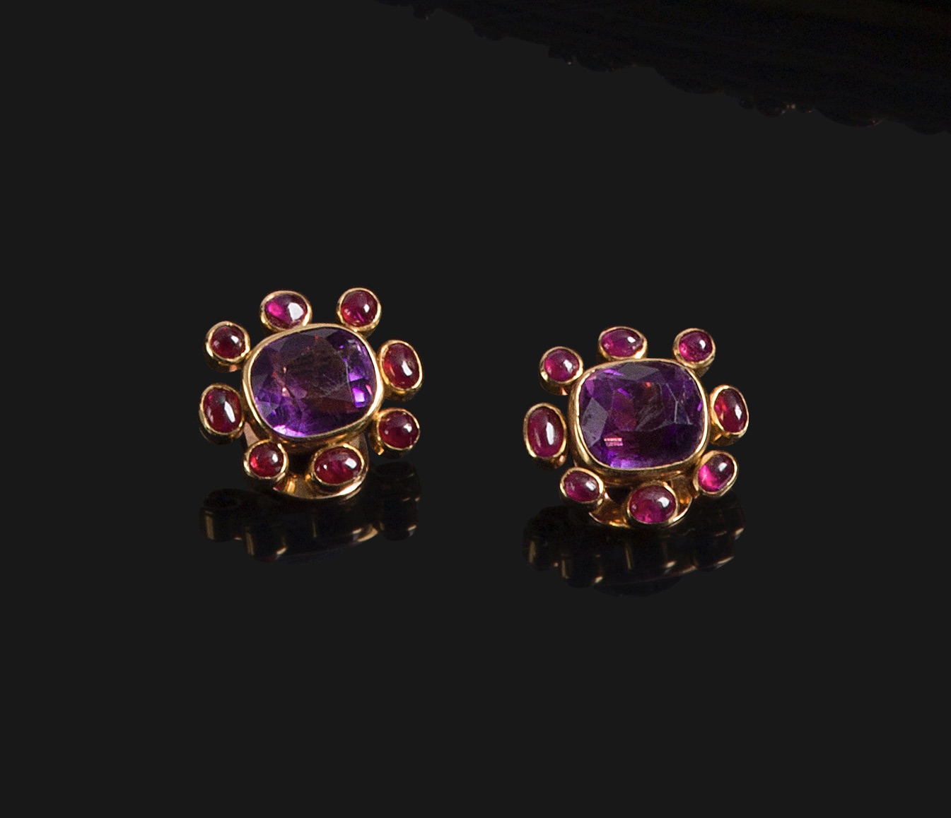 SUZANNE BELPERRON Paire de clips d'oreilles en or 18K chacun serti d'une améthyste coussin entourée de rubis cabochons
