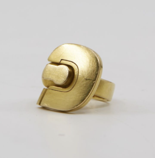 Lot 182.1 Bague en or 18K (photographié de profil) de forme carré arrondi, lignes abstraites.