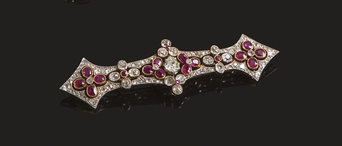 Broche-barrette en or 18K et platine sertie de rubis birmans et diamants taille ancienne. Travail des années 1910