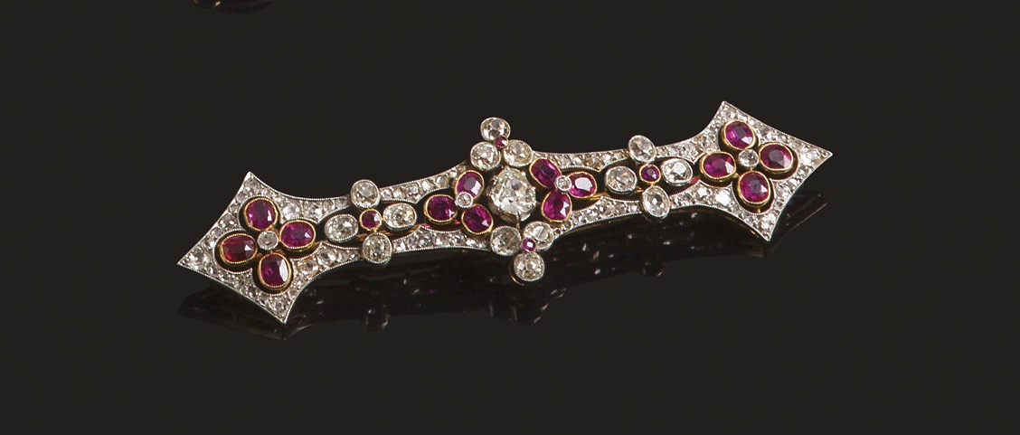 Couv B 2 Broche-barrette en or 18K et platine sertie de rubis birmans et diamants taille ancienne. Travail des années 1910