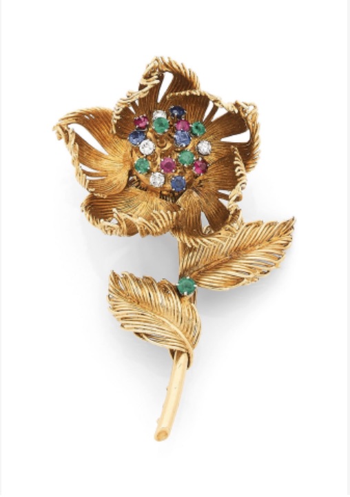 14 CARTIER Broche-clip représentant une fleur, le pistil piqué de diamants, rubis, saphirs et émeraudes