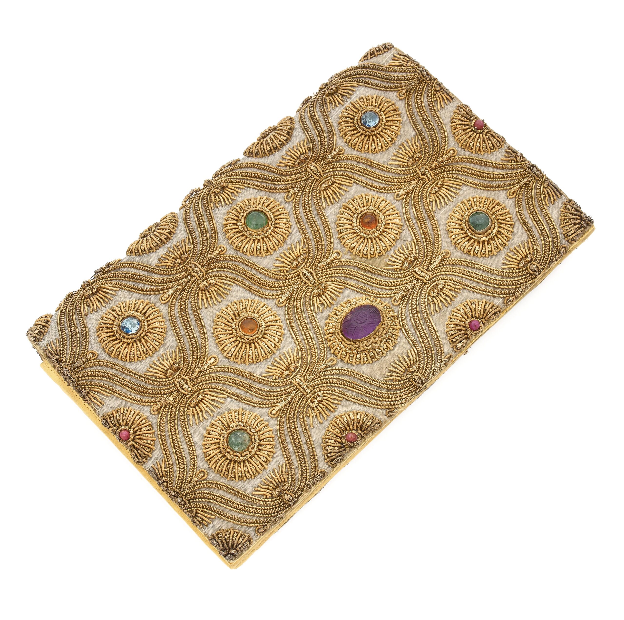 184_1 VCA sac du soir en soie jaune, brodé de motifs rayonnants en canetille chacun serti de pierres de couleurs cabochons