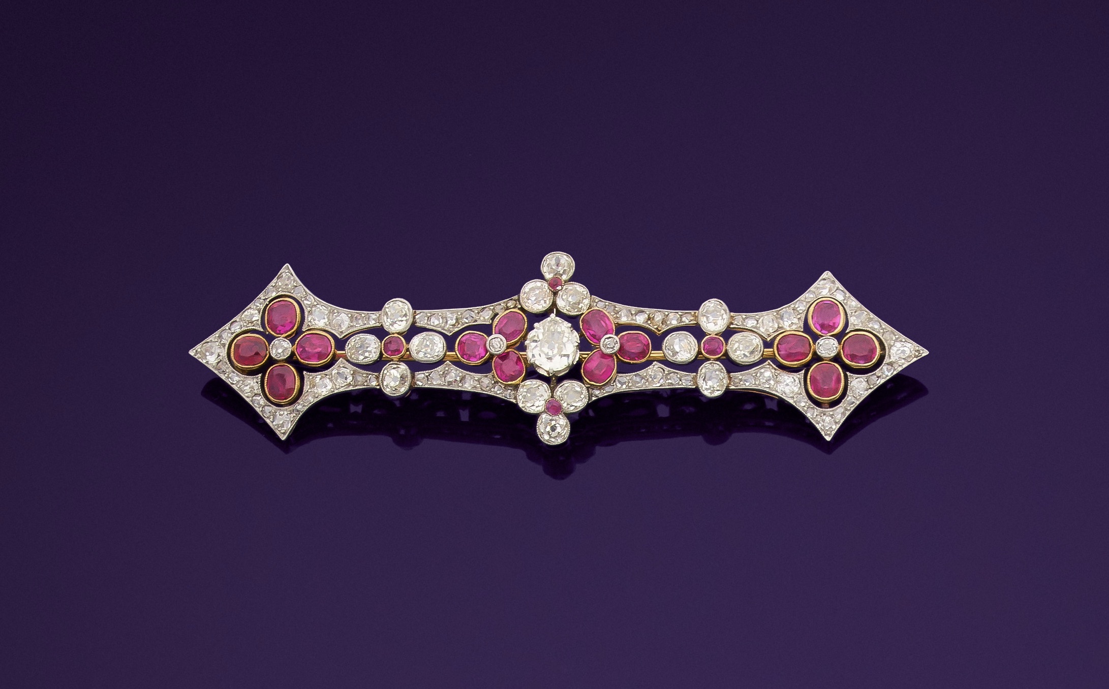 Grande broche barrette en or 18K et platine repercé, sertie de diamants et rubis 