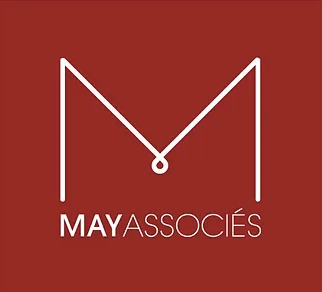 Logo May Associés fond rouge, écriture blanche