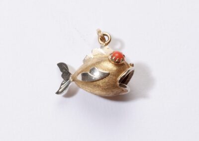 Pendentif formant un poisson