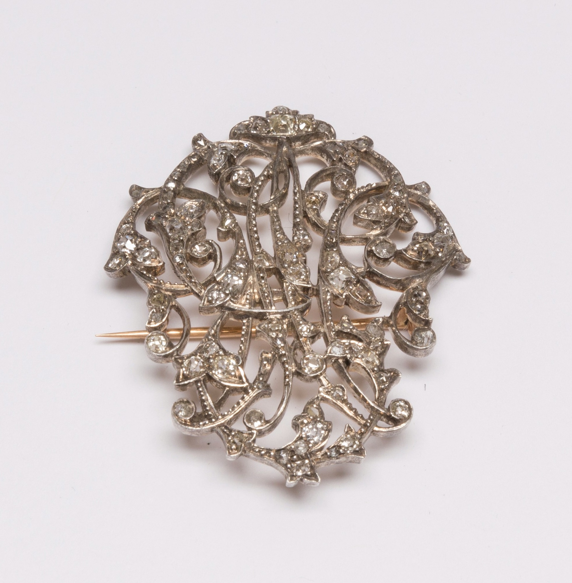 67 copie Broche en or 18K ajouré, sertie de diamants