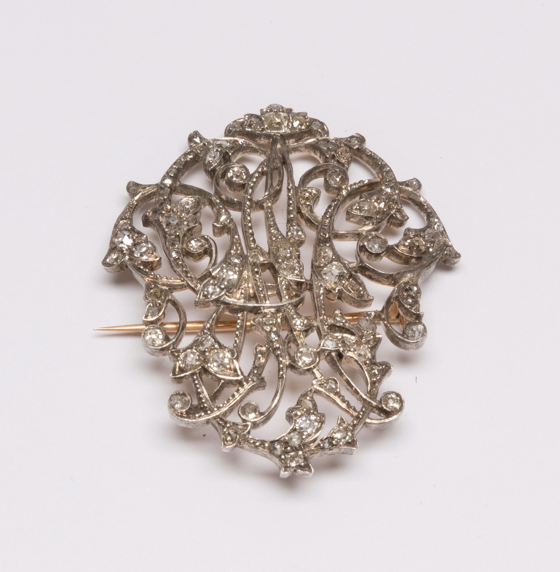 Broche en or 18K ajouré, sertie de diamants 