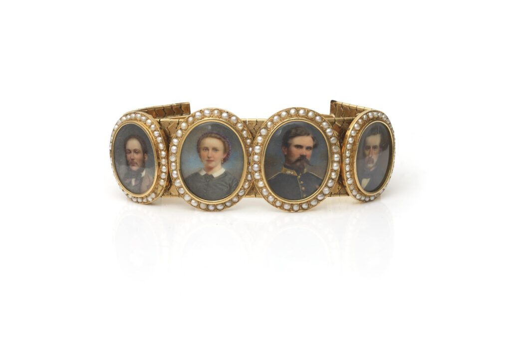 Lot 62 : bracelet ruban souple en or 18K, orné de 4 miniatures polychromes représentant trois hommes et une femme, chacune entourée de demi-perles.