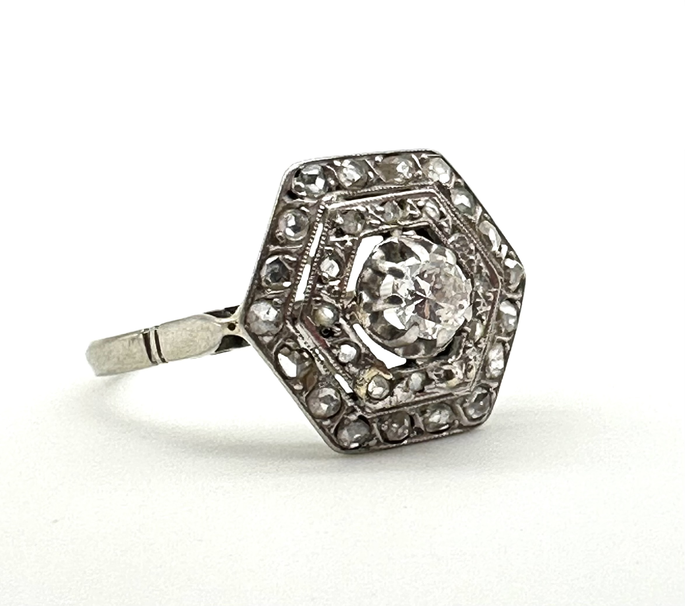 Bague en or gris 18K et platine, plateau hexagonal serti de diamants