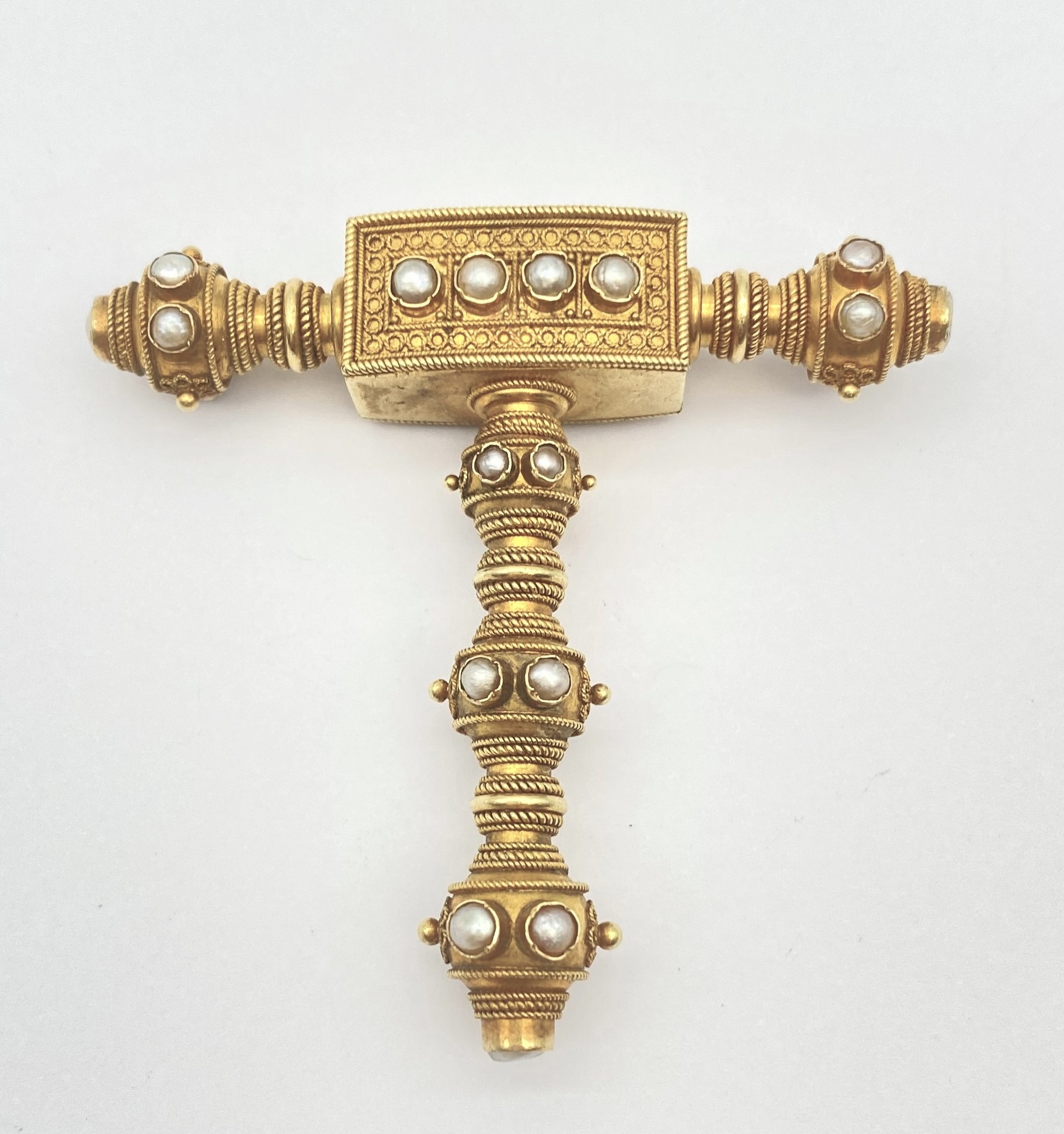 Elément de bijoux en or guilloché agrémenté de demi-perles