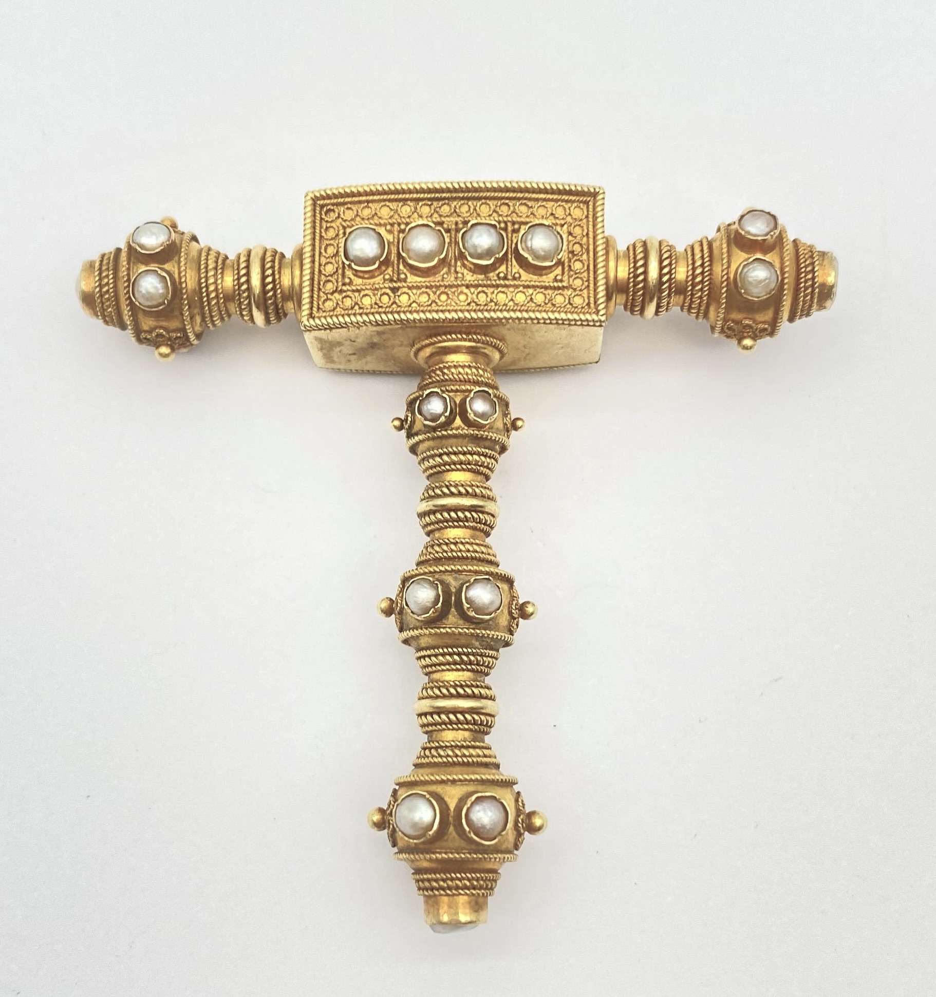 Lot 47 Elément de bijoux en or guilloché agrémenté de demi-perles