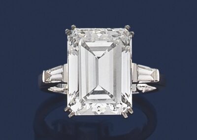 Bague en or gris 18K, ornée d'un diamant rectangulaire à pans coupés pesant 8,08 cts