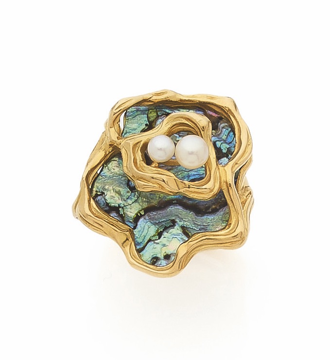 Lot 144 GÜBELIN Bague en or 18K, ornée d'une nacre noire et de deux petites perles de culture.