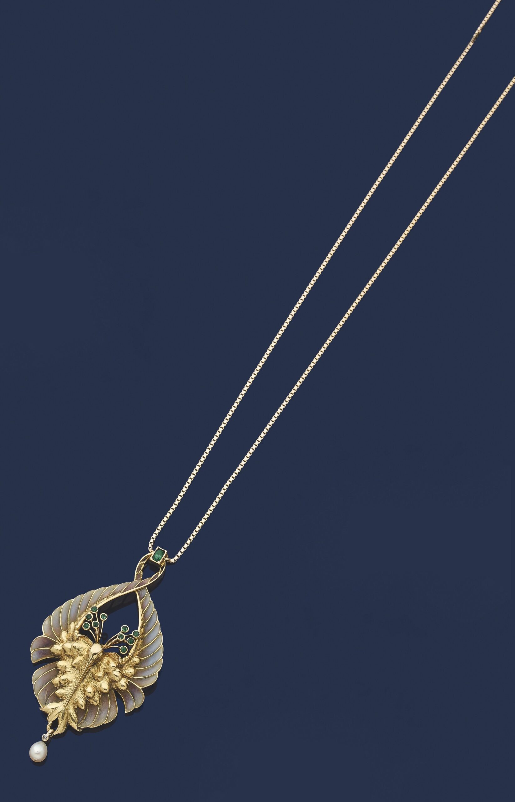 Lot 25 WOLFERS Pendentif en or 18K, ciselé d'un protomée de héron, les ailes en plaque-à-jour