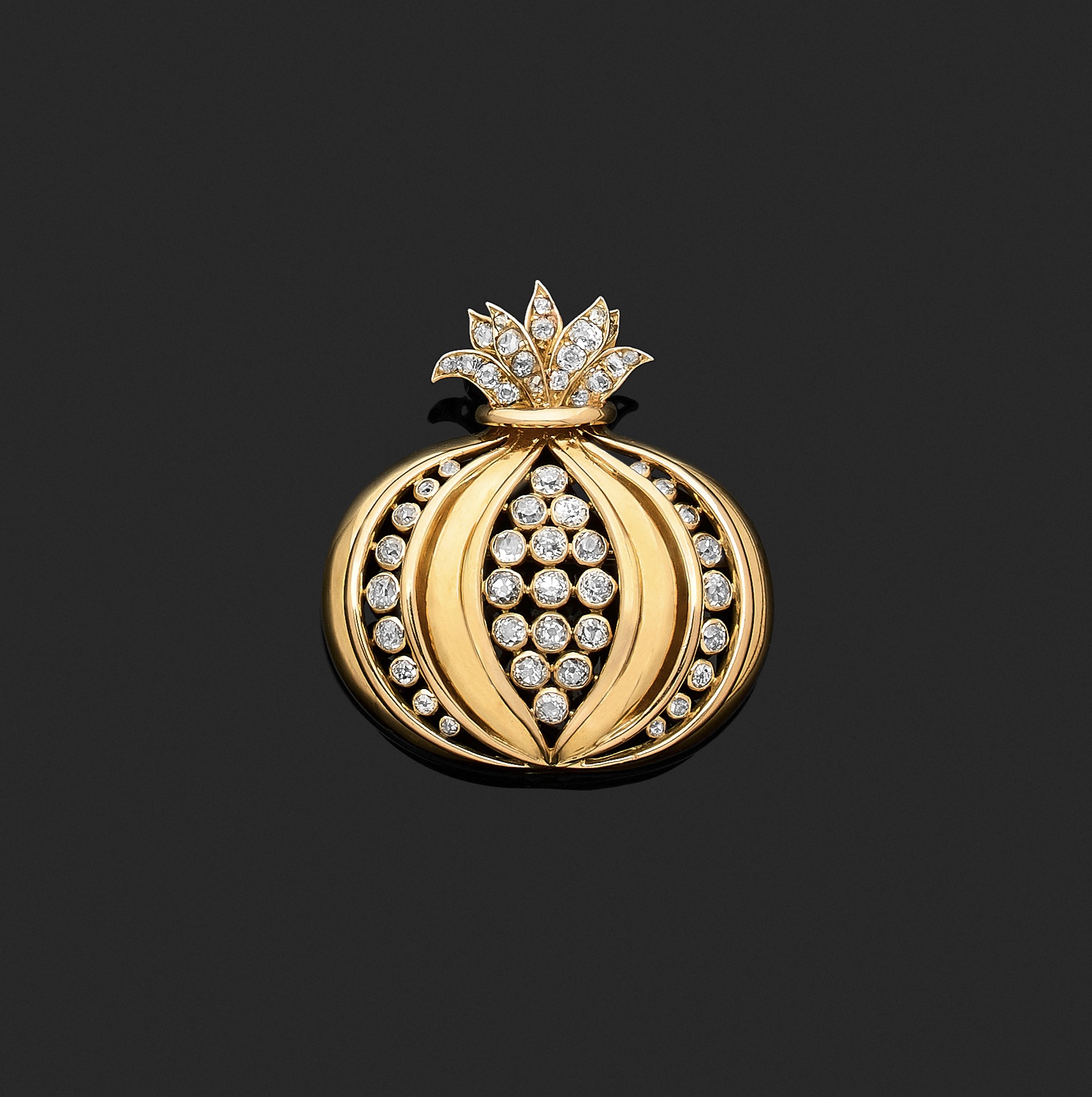 Broche René Boivin d'après Juliette Moutard, en or 18K et diamants représentant une grenade mûre
